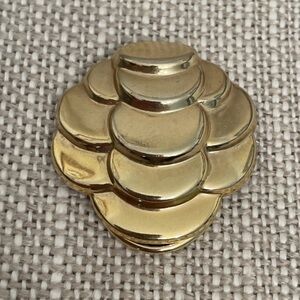 Vintage 1960-70s Gold Metal Scarf Clip –‎ Honeycomb / Pinecone Abstract Motif ⚜️